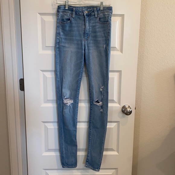 AMERICAN Eagle Sz 6 X-Long Light Denim Blue Jean Distressed Next Level Stretch - Picture 1 of 14